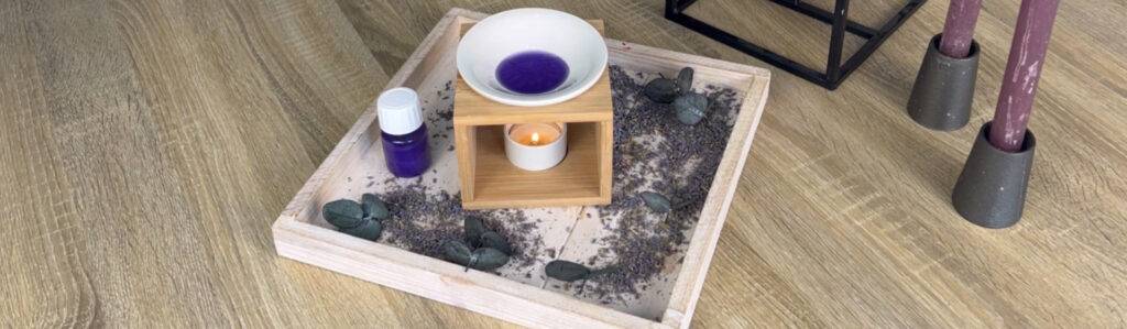 Fondant liquide disposé dans sa coupelle accompagné d'une bougie
