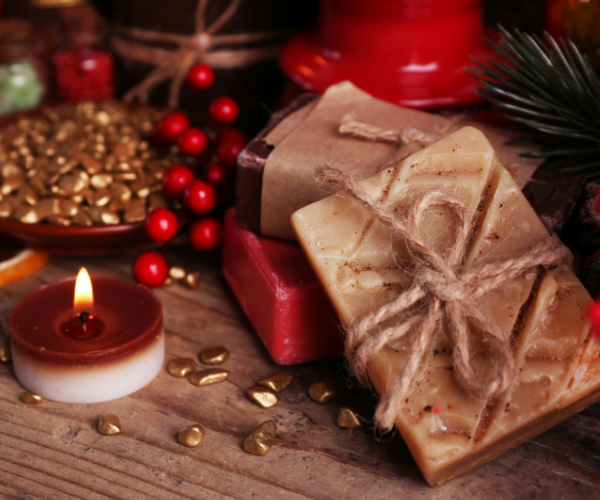 Idées de cadeaux de Noël faits maison pour vos proches : bougies, savons et autres DIY parfumés