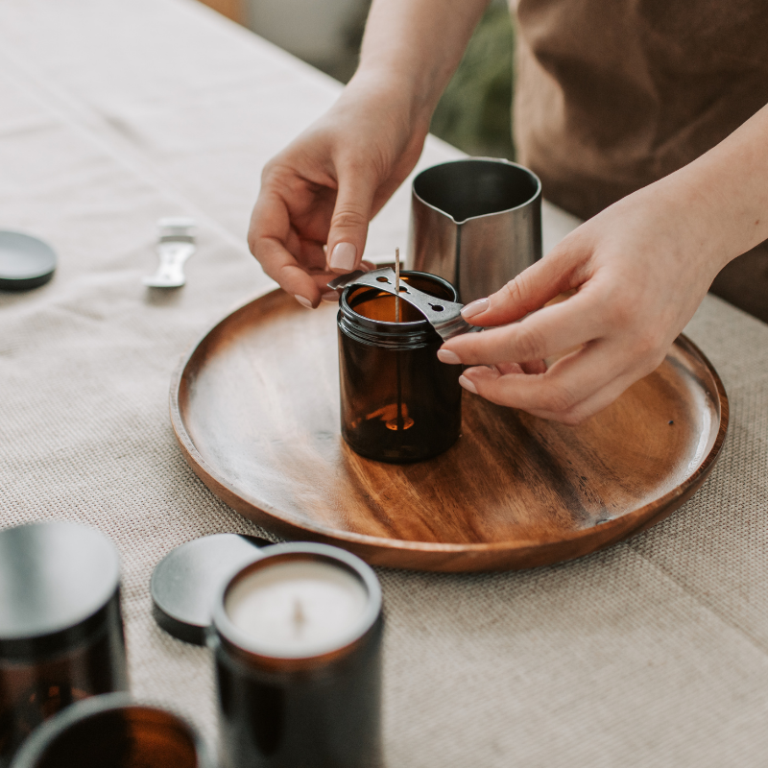 Traces blanches, craquelures, rétractation : 3 secrets pour réussir vos bougies